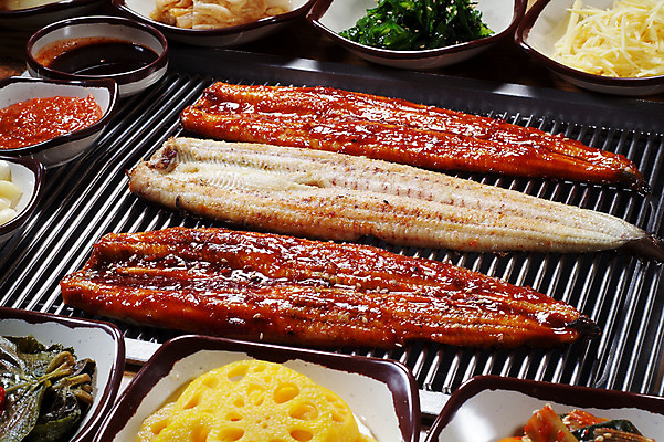 포토 JPG 스튜디오촬영 그릇 한식 음식 반찬 실내 요리 사람없음 장어 쌈장 연근 장어구이 깻잎절임 소금구이 양념구이 국내포토 식기 채소 어류 내부 양념 구이 생선요리 절임 파일형식