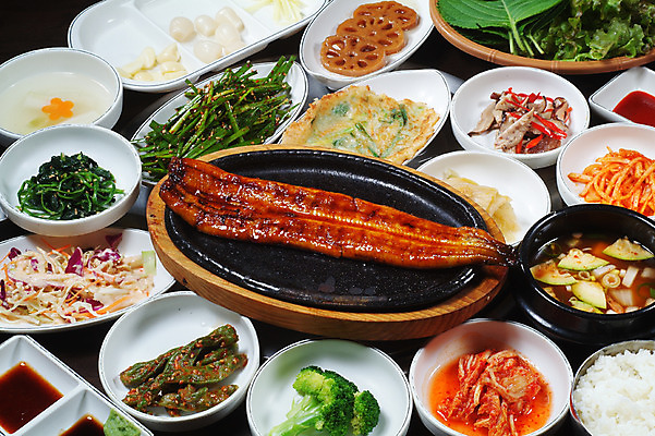 포토 JPG 스튜디오촬영 그릇 접시 한식 밥 반찬 김치 실내 요리 사람없음 샐러드 상추 브로콜리 상차림 전 된장찌개 쌈 깻잎 간장 정식 물김치 장어구이 버섯볶음 고추볶음 연근조림 장어구이정식 채김치 국내포토 식기 음식 채소 내부 양념 찌개 장어 볶음 생선요리 조림 파일형식