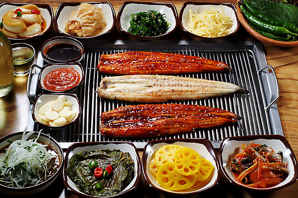 포토 JPG 스튜디오촬영 한국문화 그릇 한식 음식 술잔 고추 반찬 김치 실내 마늘 요리 사람없음 구이 장어 쌈 깻잎 쌈장 연근 장어구이 깻잎절임 소금구이 양념구이 양파장아찌 국내포토 동양문화 식기 채소 잔 한국 어류 내부 양념 생선요리 장아찌 절임 파일형식