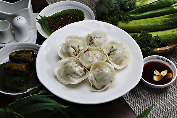 포토 JPG 스튜디오촬영 한국문화 그릇 한식 음식 잎 채소 고추 김치 오이 실내 파슬리 마늘 요리 사람없음 바구니 만두 깻잎 간장 풋고추 찐만두 후추통 채반 오이소박이 국내포토 식물 동양문화 식기 한국 내부 양념 양념통 파일형식