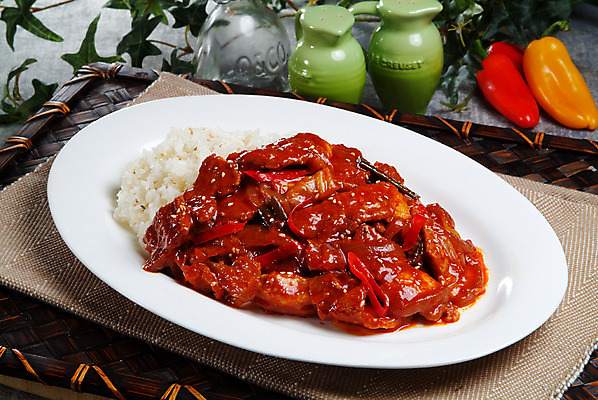 포토 JPG 스튜디오촬영 한국문화 그릇 접시 한식 음식 잎 밥 실내 요리 사람없음 장식 받침대 덮밥 제육덮밥 제육볶음 국내포토 식물 동양문화 식기 한국 내부 파일형식