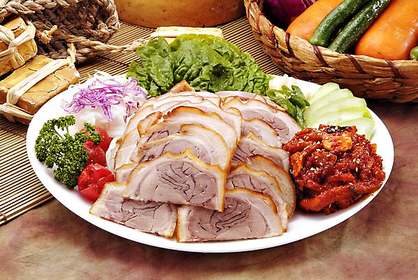 포토 JPG 스튜디오촬영 그릇 접시 한식 음식 방울토마토 고추 오이 실내 파슬리 사람없음 장식 소쿠리 당근 상추 안주 양배추 야식 보쌈 족발 메주 적채 나무발 무생절이 갈색배경 국내포토 식기 백그라운드 토마토 채소 뿌리채소 돼지고기 내부 갈색 바구니 파일형식