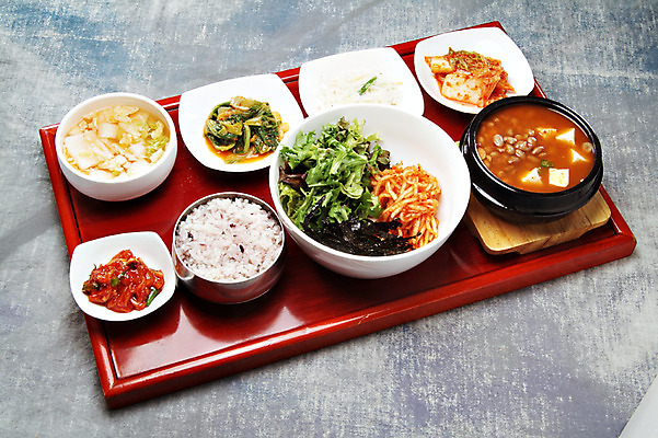 포토 JPG 스튜디오촬영 그릇 한식 회색배경 밥 반찬 김치 쟁반 실내 요리 사람없음 김 상추 찌개 받침대 비빔밥 물김치 배추된장무침 젓갈 채김치 청국장 청국장정식 국내포토 식기 음식 백그라운드 채소 내부 회색 해조류 정식 무침 파일형식