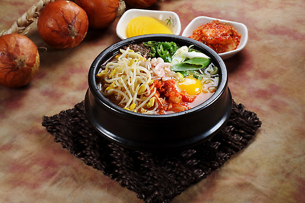 포토 JPG 스튜디오촬영 한국문화 그릇 한식 음식 밥 반찬 김치 실내 요리 사람없음 장식 받침대 뚝배기 단무지 콩나물 국밥 콩나물국밥 국내포토 동양문화 식기 채소 한국 내부 나물 파일형식