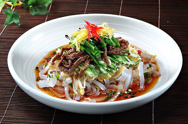 포토 JPG 스튜디오촬영 한국문화 그릇 한식 음식 잎 오이 실내 육류 요리 사람없음 장식 고명 무침 지단 청포묵 청포묵무침 탕평채 국내포토 식물 동양문화 식기 채소 식재료 한국 내부 파일형식