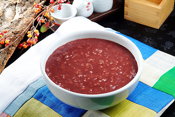 포토 JPG 스튜디오촬영 한국문화 그릇 한식 음식 술잔 실내 요리 사람없음 장식 천 절기 받침대 겨울음식 죽 동지 동지팥죽 슬로우푸드 팥죽 국내포토 동양문화 식기 계절 겨울 잔 한국 내부 직물 파일형식