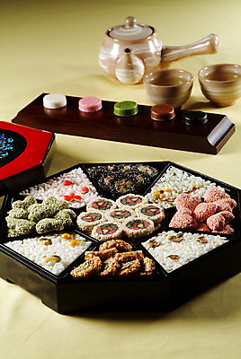 포토 JPG 스튜디오촬영 한국문화 그릇 한식 음식 디저트 잔 실내 요리 사람없음 찻잔 다기 한과 다과 강정 구절판 다식 산자 쌀엿강정 전통다과 국내포토 동양문화 식기 한국 내부 과자 전통음식 다도 파일형식