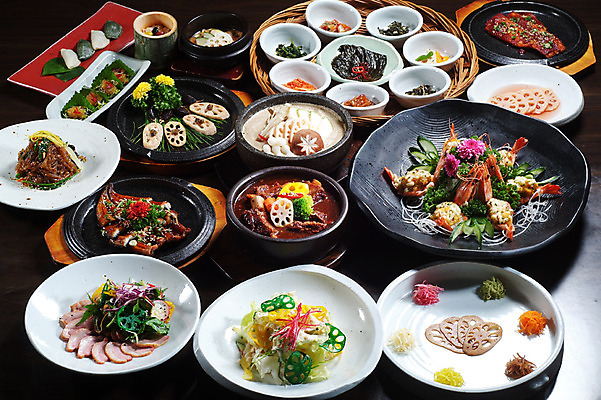 포토 JPG 스튜디오촬영 그릇 한식 밥 반찬 김치 떡 실내 요리 사람없음 샐러드 다양 상차림 된장찌개 나물 깻잎 한정식 장어구이 대통밥 대하찜 매운돼지갈비찜 북어구이 연근요리 연근조림 연근튀김 잡채 훈제오리 개피떡 국내포토 식기 음식 다수 채소 내부 튀김 찌개 장어 생선요리 생선구이 정식 훈제 조림 파일형식