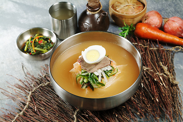 포토 JPG 스튜디오촬영 한국문화 그릇 한식 음식 여름음식 김치 실내 요리 사람없음 장식 계란 면류 면 냉면 물냉면 수육 함흥냉면 제철음식 국내포토 동양문화 식기 한국 내부 알 제철 파일형식 북한음식 여름_계절