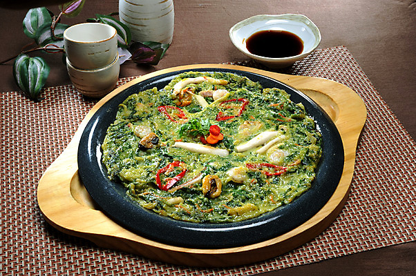 포토 JPG 스튜디오촬영 한국문화 그릇 한식 음식 술잔 잔 실내 요리 사람없음 전 받침대 해산물 안주 간장 홍합 종지 부추 부침 부추전 해물부추전 국내포토 동양문화 식기 채소 어패류 한국 내부 양념 부침개 파일형식