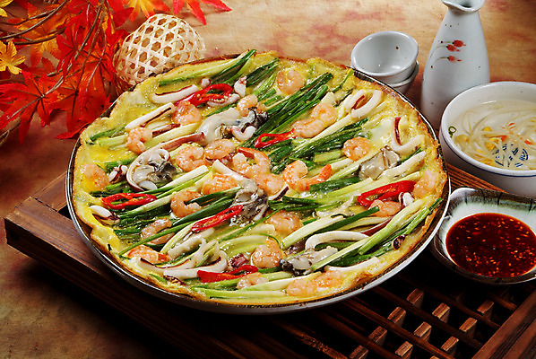 포토 JPG 스튜디오촬영 한국문화 그릇 접시 한식 음식 단풍 술잔 잔 실내 요리 사람없음 장식 양념 전 안주 간장 창틀 부침 나무창틀 콩나물국 파전 해물파전 국내포토 동양문화 식기 잎 창문 한국 내부 부침개 국물 파일형식