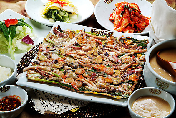 포토 JPG 스튜디오촬영 한국문화 그릇 접시 한식 음식 김치 주류 실내 요리 사람없음 샐러드 양념 전 안주 간장 막걸리 부침 파전 해물파전 국내포토 동양문화 식기 음료 한국 내부 부침개 파일형식