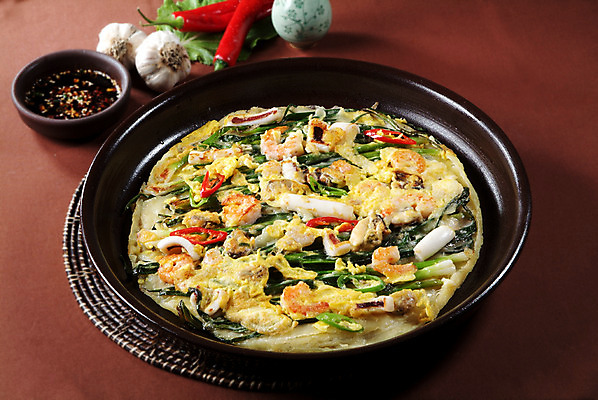 포토 JPG 스튜디오촬영 한국문화 그릇 한식 음식 고추 실내 마늘 요리 사람없음 장식 양념 전 받침대 안주 홍고추 간장 부침 파전 해물파전 국내포토 동양문화 식기 채소 한국 내부 부침개 파일형식