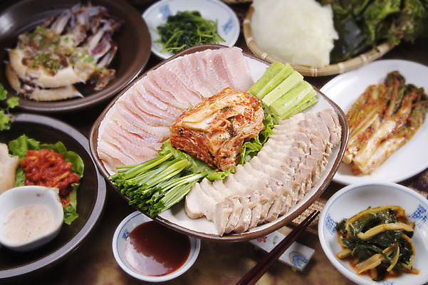 포토 JPG 스튜디오촬영 한국문화 그릇 접시 한식 음식 젓가락 반찬 김치 오이 실내 육류 돼지고기 요리 사람없음 쌈 나물 게장 쪽파 간장게장 삼합 홍어 홍어삼합 홍탁삼합 국내포토 동양문화 식기 채소 식재료 한국 수저 어류 내부 파 게요리 파일형식