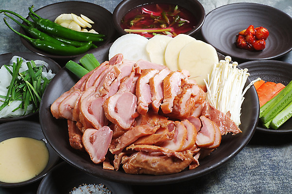 포토 JPG 스튜디오촬영 한국문화 그릇 접시 한식 음식 채소 고추 양파 오이 감자 실내 마늘 육류 요리 사람없음 당근 구이 슬라이스 느타리버섯 오리고기 훈제오리 국내포토 동양문화 식기 식재료 뿌리채소 오리 한국 내부 버섯 훈제 파일형식