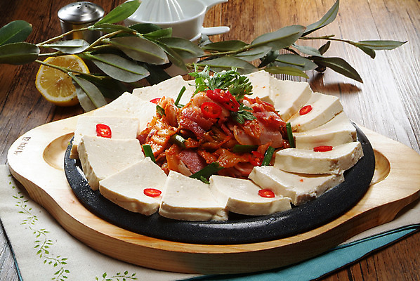 포토 JPG 스튜디오촬영 한국문화 그릇 한식 음식 잎 김치 실내 돼지고기 요리 사람없음 장식 레몬 받침대 안주 두부 두부김치 두부김치볶음 국내포토 식물 동양문화 식기 과일 한국 육류 내부 볶음 파일형식