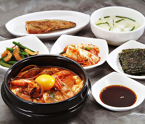 포토 JPG 스튜디오촬영 그릇 접시 한식 반찬 김치 실내 요리 사람없음 김 찌개 뚝배기 간장 생선구이 배추김치 물김치 마늘쫑새우볶음 순두부찌개 국내포토 식기 음식 내부 양념 해조류 구이 볶음 생선요리 파일형식