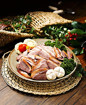 포토 JPG 스튜디오촬영 한국문화 그릇 한식 음식 실내 파슬리 육류 요리 사람없음 장식 받침대 양송이 오리고기 훈제오리 국내포토 동양문화 식기 채소 식재료 오리 한국 내부 버섯 훈제 파일형식