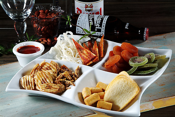 포토 JPG 스튜디오촬영 그릇 접시 음식 술병 잔 건조 맥주 바나나 실내 키위 요리 사람없음 과자 다양 병 안주 땅콩 건과일 홍시 마른안주 오징어채 국내포토 식기 다수 과일 병_용기 디저트 주류 감 내부 견과류 건어물 파일형식