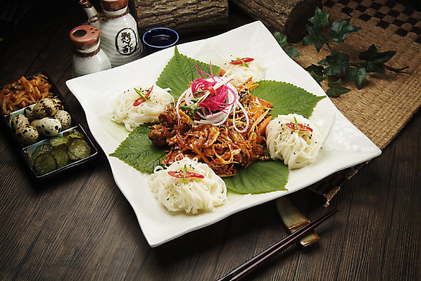 포토 JPG 스튜디오촬영 한국문화 그릇 한식 음식 젓가락 김치 실내 요리 사람없음 장식 면류 면 골뱅이 받침대 안주 피클 깻잎 무침 메추리알 골뱅이무침 골뱅이소면 소면 국내포토 동양문화 식기 채소 어패류 한국 수저 내부 알 절임 파일형식