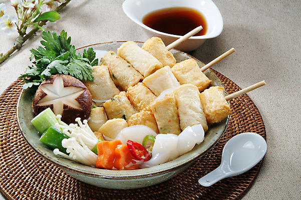 포토 JPG 스튜디오촬영 그릇 한식 음식 고추 실내 요리 사람없음 숟가락 당근 어묵 분식 어묵꼬치 받침대 간장 종지 팽이버섯 쑥갓 표고버섯 곤약 꼬치어묵탕 어묵탕 국내포토 식기 채소 뿌리채소 수저 내부 버섯 양념 꼬치 탕 파일형식