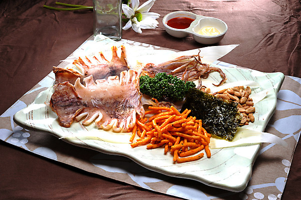 포토 JPG 스튜디오촬영 그릇 접시 꽃 음식 실내 요리 사람없음 장식 과자 고추장 김 받침대 안주 오징어 땅콩 마요네즈 말린오징어 오징어포 국내포토 식물 식기 디저트 연체동물 내부 수중동물 견과류 양념 소스_음식 해조류 파일형식 어포