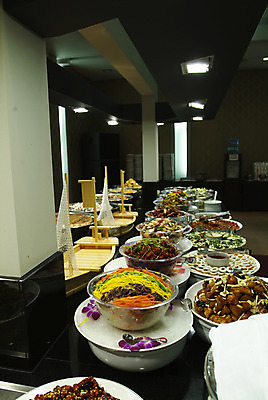 포토 JPG 그릇 접시 음식 다수 실내 요리 사람없음 식당 레스토랑 다양 고구마맛탕 맛탕 뷔페 청포묵 탕평채 국내포토 식기 내부 상점 파일형식