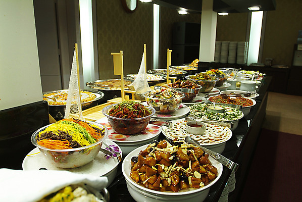 포토 JPG 그릇 접시 음식 다수 실내 집게 요리 사람없음 식당 레스토랑 다양 고구마맛탕 맛탕 뷔페 청포묵 탕평채 국내포토 식기 내부 상점 파일형식