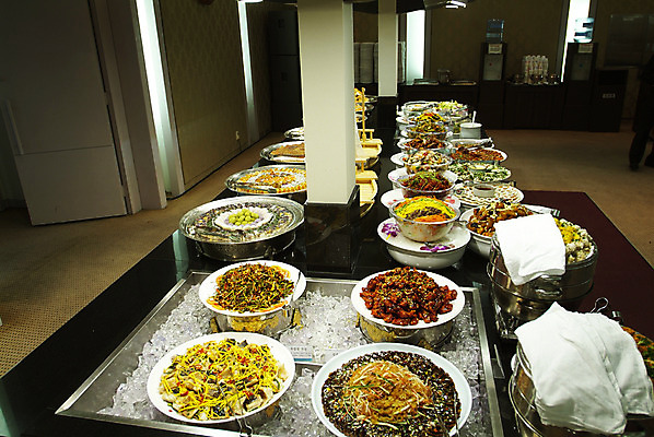 포토 JPG 그릇 접시 음식 다수 떡 실내 집게 요리 사람없음 식당 레스토랑 샐러드 다양 고구마맛탕 닭강정 맛탕 복껍질무침 뷔페 청포묵 탕평채 행주 국내포토 식기 내부 상점 치킨 청소도구 무침 파일형식