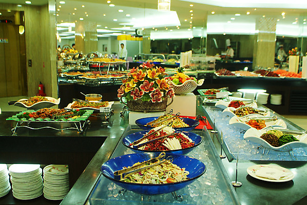 포토 JPG 그릇 접시 음식 다수 조명 실내 집게 요리 식당 레스토랑 샐러드 다양 육회 뷔페 국내포토 식기 생고기 내부 상점 파일형식