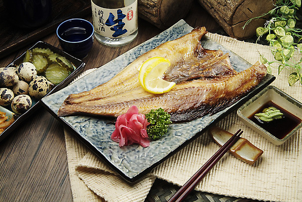 포토 JPG 스튜디오촬영 그릇 접시 음식 잎 일본문화 술잔 젓가락 술병 주류 실내 파슬리 어류 요리 사람없음 장식 천 구이 고추냉이 레몬 받침대 안주 피클 간장 생선구이 메추리알 삼치 삼치구이 일본음식 국내포토 식물 동양문화 식기 음료 외국문화 채소 과일 병_용기 잔 수저 내부 알 수중동물 직물 양념 생선요리 절임 파일형식