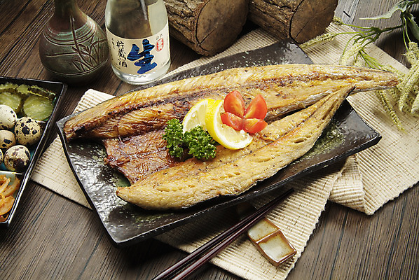 포토 JPG 스튜디오촬영 그릇 음식 일본문화 젓가락 방울토마토 술병 주류 실내 파슬리 어류 요리 사람없음 장식 천 구이 레몬 안주 피클 생선구이 메추리알 삼치 삼치구이 일본음식 국내포토 동양문화 식기 음료 외국문화 토마토 채소 과일 병_용기 수저 내부 알 수중동물 직물 생선요리 절임 파일형식