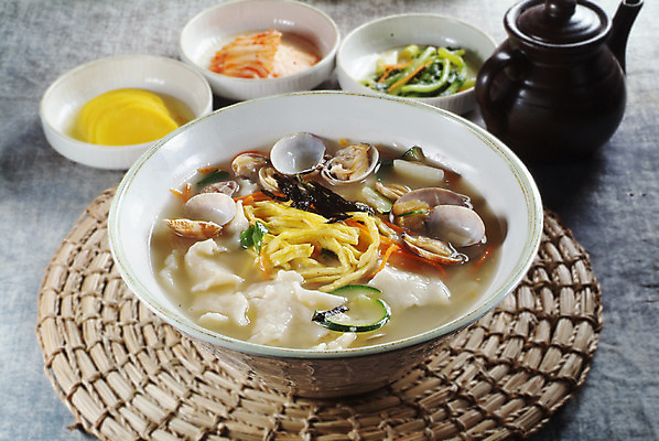 포토 JPG 스튜디오촬영 한국문화 그릇 한식 음식 호박 조개 김치 실내 요리 사람없음 장식 당근 고명 단무지 배추김치 열무김치 바지락 수제비 국내포토 동양문화 식기 채소 어패류 뿌리채소 한국 내부 파일형식