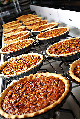 포토 JPG 스튜디오촬영 그릇 접시 음식 빵 다수 디저트 실내 요리 사람없음 빵집 견과류 가스레인지 파이 호두 제빵 피칸파이 호두파이 국내포토 식기 내부 제과제빵 상점 가전제품 레인지 파이_빵 파일형식