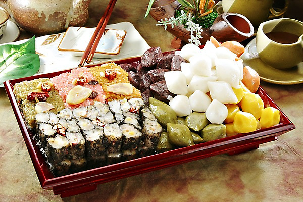 포토 JPG 스튜디오촬영 한국문화 그릇 접시 한식 음식 젓가락 디저트 잔 떡 쟁반 실내 요리 사람없음 장식 전통음식 찻잔 송편 모듬 약밥 약식 오색송편 국내포토 동양문화 전통 식기 밥 한국 수저 내부 파일형식