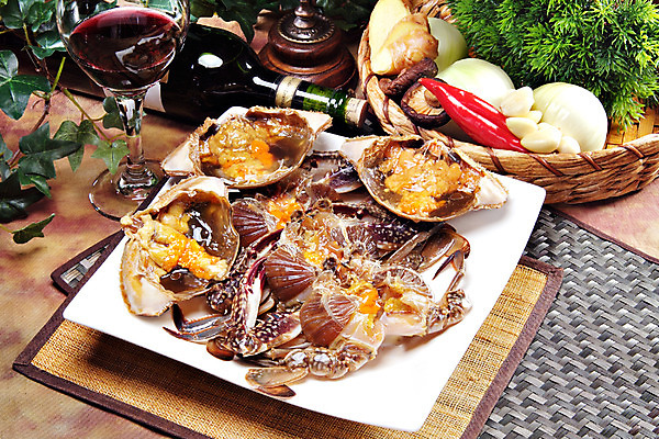 포토 JPG 스튜디오촬영 한국문화 그릇 접시 한식 음식 채소 와인잔 고추 양파 주류 실내 마늘 요리 사람없음 와인 게 해산물 와인병 홍고추 표고버섯 생강 게장 간장게장 국내포토 동양문화 식기 음료 술잔 병_용기 한국 갑각류 내부 버섯 게요리 파일형식