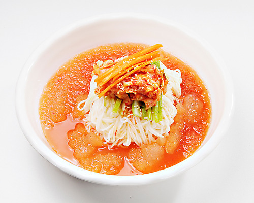 포토 JPG 스튜디오촬영 한국문화 그릇 한식 음식 여름음식 김치 오이 실내 요리 사람없음 얼음 당근 면류 면 국수 김치말이국수 소면 국내포토 자연요소 동양문화 식기 채소 뿌리채소 한국 내부 파일형식 여름_계절