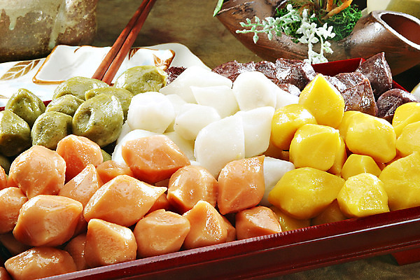 포토 JPG 스튜디오촬영 한국문화 한국전통 전통 그릇 접시 명절 한식 음식 젓가락 디저트 떡 쟁반 실내 요리 사람없음 장식 추석 전통음식 송편 오색송편 국내포토 동양문화 식기 기념일 한국 수저 내부 파일형식