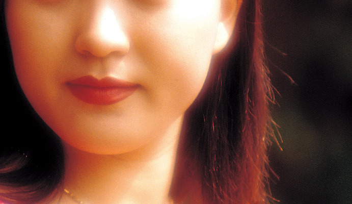 포토 JPG 주간 긴머리 여자 얼굴 컬러 신체 한명 사람 동양인 근접촬영 성인 야외 앞모습 신체부위 빨간색 뷰티 립스틱 피부 입술 빨간립스틱 여자만 여자한명만 성인여자만 성인만 국내포토 자연요소 1 헤어스타일 뷰포인트 인종 화장품 파일형식