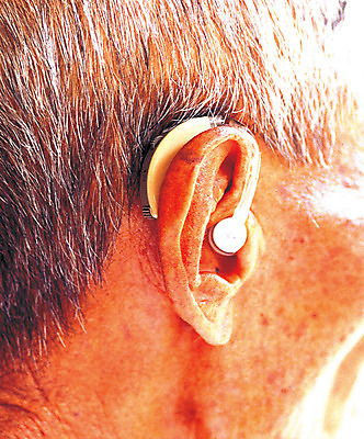 포토 JPG 할아버지 노년 남자 신체 의학 의료기기 병원 한명 사람 근접촬영 신체부위 치료 의료용품 질병 귀 청각 보조기 보청기 이비인후과 남자만 남자한명만 성인남자만 성인한명만 성인남자한명만 노인만 성인만 노인남자만 노인남자한명만 국내포토 1 뷰포인트 성인 파일형식