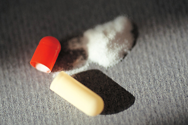 포토 JPG 의학 실내 병원 그림자 근접촬영 사람없음 아웃포커스 치료 하이앵글 한개 알약 약 의료용품 가루 오브젝트 먹는약 가루약 국내포토 1 뷰포인트 의료기기 촬영기법 내부 파일형식