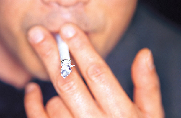 포토 JPG 남자 얼굴 신체 의학 한손 흡연 담배 건강 한명 들기 사람 근접촬영 아웃포커스 신체부위 질병 담뱃재 기호식품 국내포토 1 손 음식 뷰포인트 모션 촬영기법 파일형식