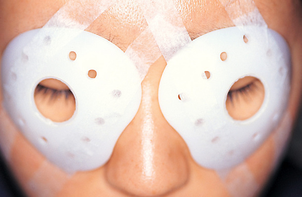 포토 JPG 얼굴 의학 의료기기 병원 한명 사람 근접촬영 아웃포커스 신체부위 치료 눈감음 의료용품 질병 안과 안대 안구 국내포토 1 뷰포인트 모션 촬영기법 파일형식