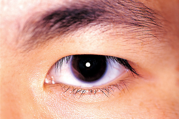 포토 JPG 응시 시선 남자 신체 의학 건강 병원 한명 사람 근접촬영 신체부위 치료 눈동자 눈썹 속눈썹 시력 안과 안구 남자만 남자한명만 국내포토 1 얼굴 뷰포인트 눈_신체부위 파일형식