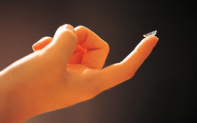 포토 JPG 손 손가락 병원 한명 들기 사람 근접촬영 신체부위 치료 기구 도구 의료용품 시력 안과 착용 콘택트렌즈 국내포토 1 뷰포인트 의학 의료기기 모션 파일형식