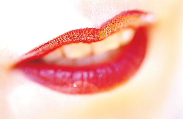 포토 JPG 여자 컬러 신체 한명 사람 근접촬영 성인 아웃포커스 신체부위 빨간색 뷰티 립스틱 입 치아 입술 빨간립스틱 여자만 여자한명만 성인여자만 성인만 국내포토 1 뷰포인트 촬영기법 화장품 소화기관 파일형식