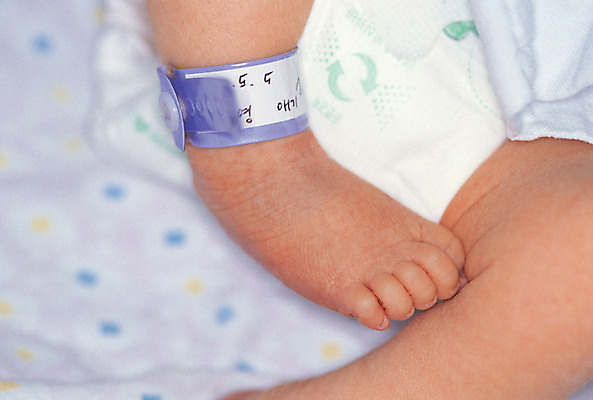 포토 JPG 의학 발 표시 병원 한명 사람 근접촬영 아웃포커스 신체부위 치료 하이앵글 라벨 다리 아기 신생아 출산 기저귀 산부인과 아기만 국내포토 1 뷰포인트 프레임 촬영기법 아기용품 파일형식