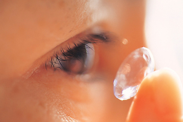 포토 JPG 의학 병원 한명 사람 근접촬영 옆모습 아웃포커스 신체부위 치료 의료용품 눈동자 속눈썹 시력 안과 착용 콘택트렌즈 안구 국내포토 1 뷰포인트 의료기기 촬영기법 눈_신체부위 눈썹 파일형식