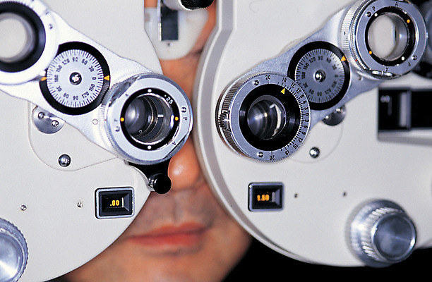 포토 JPG 남자 의료기기 수치 병원 한명 사람 근접촬영 아웃포커스 치료 기계 기구 도구 의료용품 측정 검사_조사 시력 안과 시력검사 검안 남자만 남자한명만 국내포토 1 뷰포인트 의학 그래프 촬영기법 파일형식