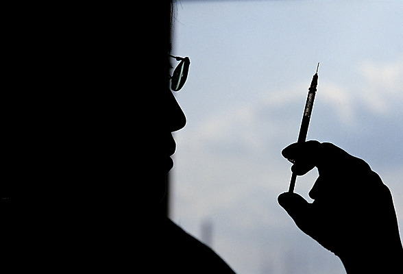 포토 JPG 실루엣 의학 의료기기 생명 병원 실험 주사기 박사 한명 들기 사람 상반신 라이프 치료 의사 관찰 의료용품 질병 생명공학 안경낌 국내포토 직업 1 안경 모션 촬영기법 생활 의료진 파일형식